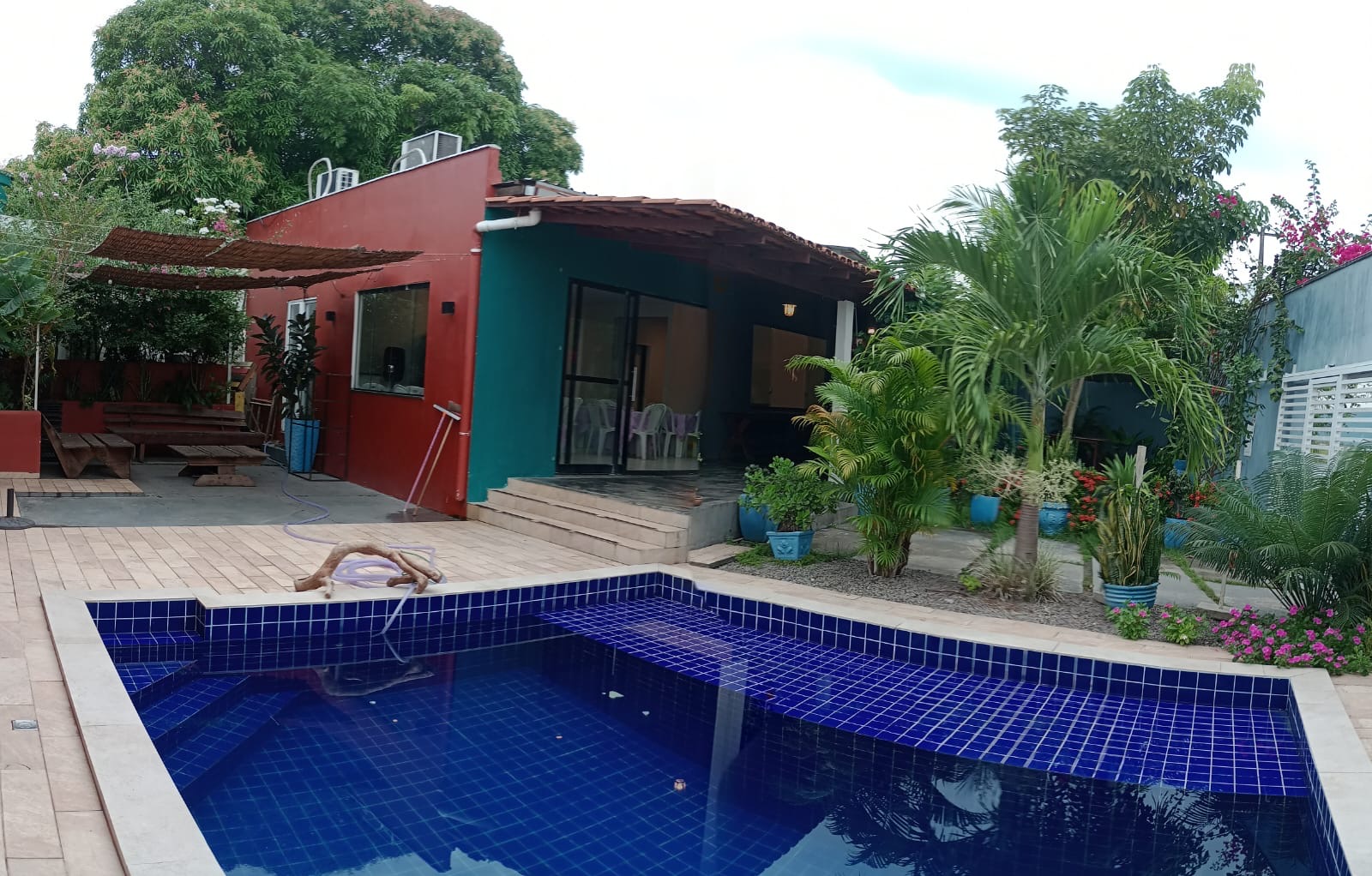 Piscina, jardim e área coberta da Casa Bella Eventos em Manaus