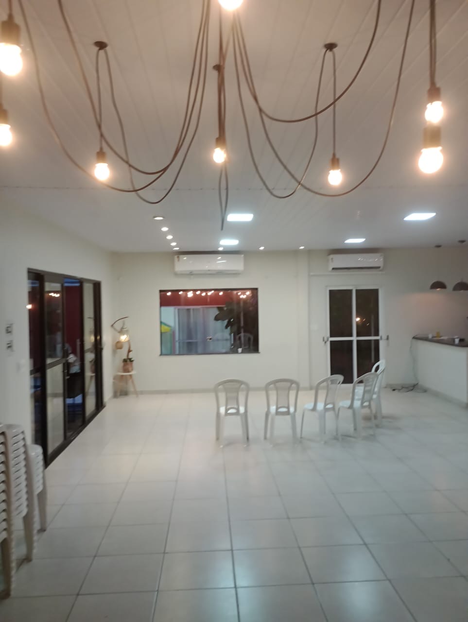 Salão amplo e climatizado da Casa Bella Eventos em Manaus