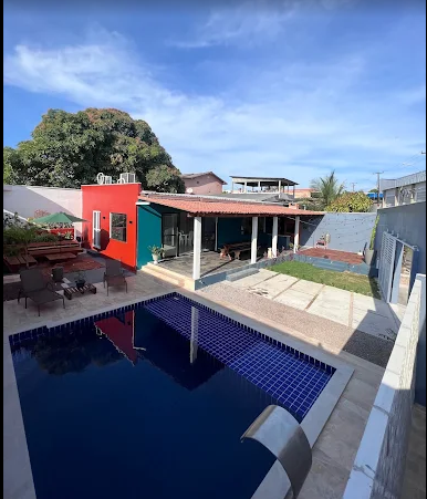 Piscina e área externa da Casa Bella Eventos em Manaus