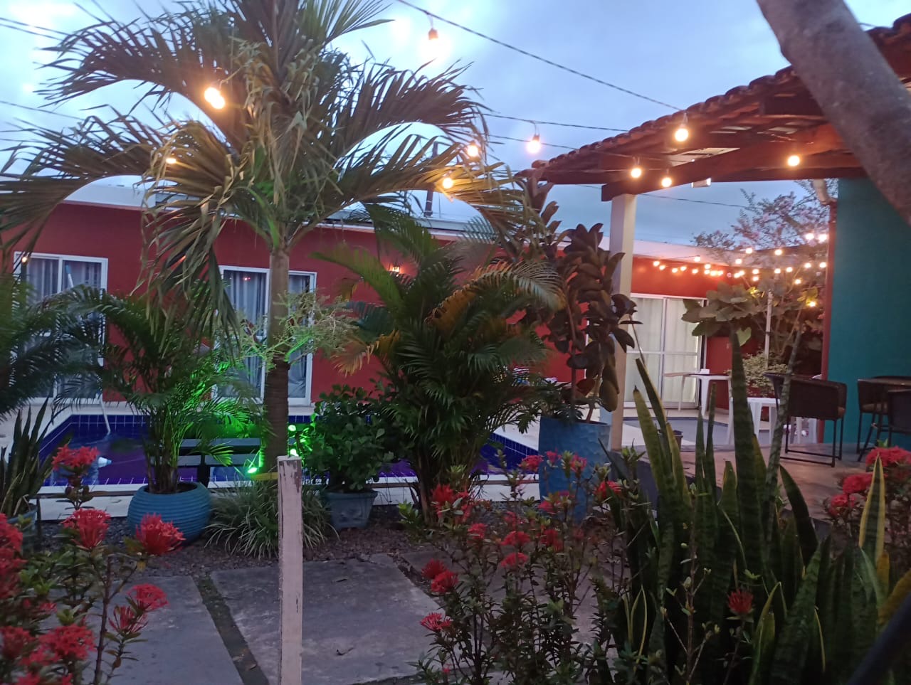 Jardim iluminado da Casa Bella Eventos
